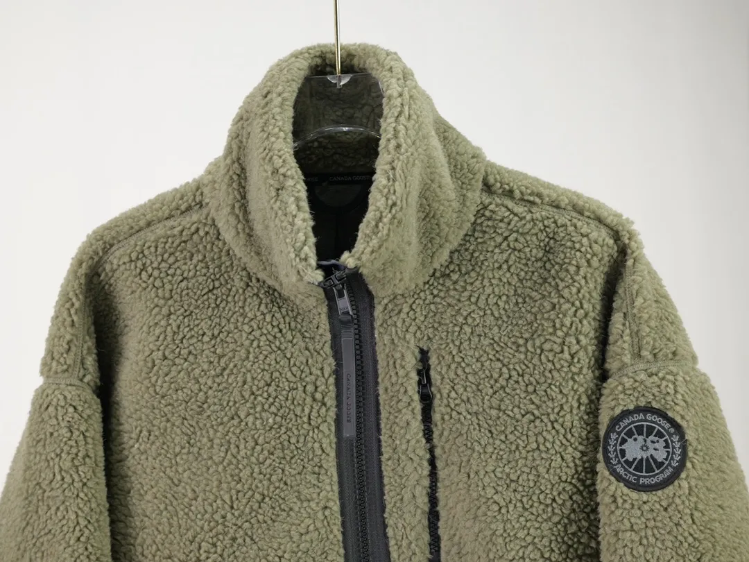 P620 Canada Goose/Canada Goose Shearling Jacket Simcoe Shearling Zip Jacket is made from Kind artificial long-hair sherpa, our new generation of wool fleece that helps keep the earth cold and the people on it warm. It features dropped shoulders, a high collar and an adjustable waist hem with internal drawstrings. Standard embroidery color label; top-quality goose Simcoe lambskin Color: Apricot Pink Black Gray White Army Green Size: S M L